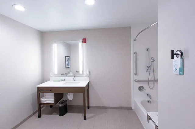 غرفة بسرير كينج لذوي الإعاقة، La Quinta Inn and Suites by Wyndham Lincoln 5/5