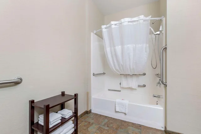 جناح بسرير كينج لذوي الإعاقة، Comfort Inn & Suites Mitchell I-90 5/5