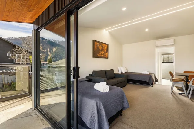 شقة ديلوكس بسريرين منفصلين وسرير كوين بإطلالة على البحيرة بغرفة نوم واحدة مع أريكة، Queenstown Motel Apartments 3/10