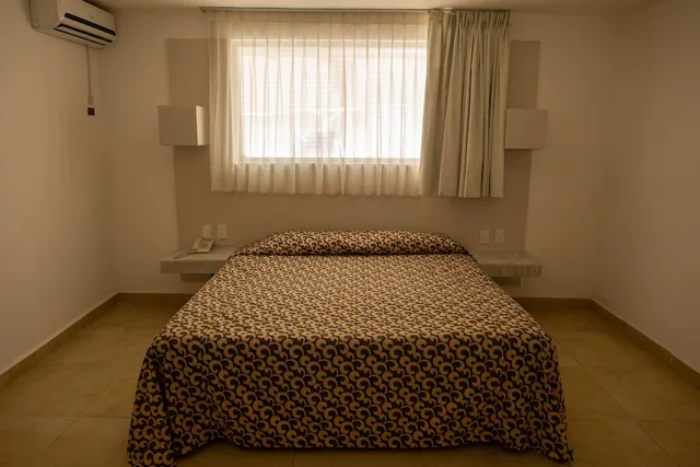 Standard, Single, King Bed, St George Hotel 2/5