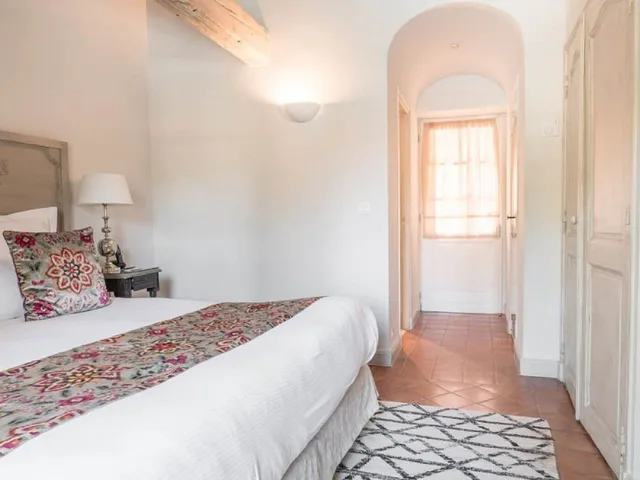 غرفة بسرير كوين بإطلالة على الحديقة، La Bastide de Saint Tropez 7/10