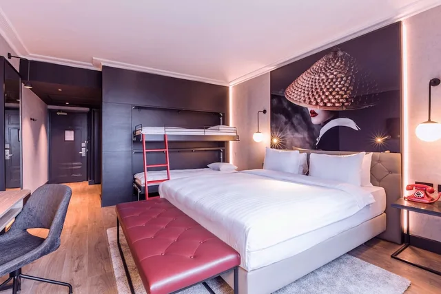 Superior, King Bed, Bunk Bed, Airport View، Radisson Red London Heathrow 9/10