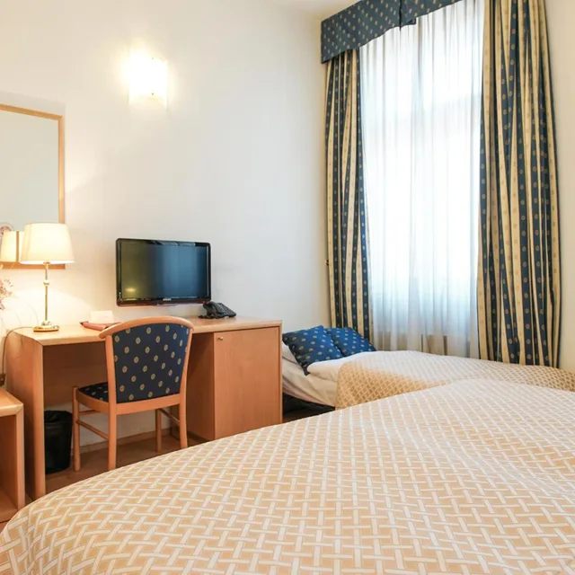 غرفة ثلاثية، Hotel Tivoli 4/10