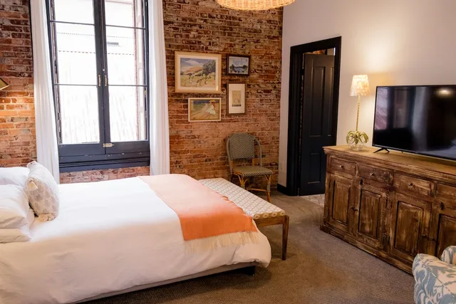 غرفة كومفورت مفردة بسرير كوين، Speakeasy Suites 1/4