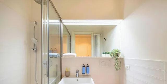 Suite, 3 Queen Beds, Sofa, Del Tower، Milan Royal Suites Magenta Luxury Apartments 4/6