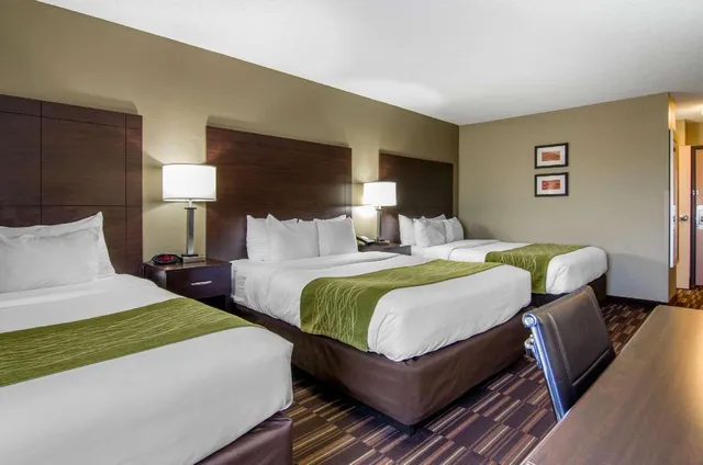 Upgrade, 3 Queen Beds، Comfort Inn & Suites Kansas City - Northeast 3/9