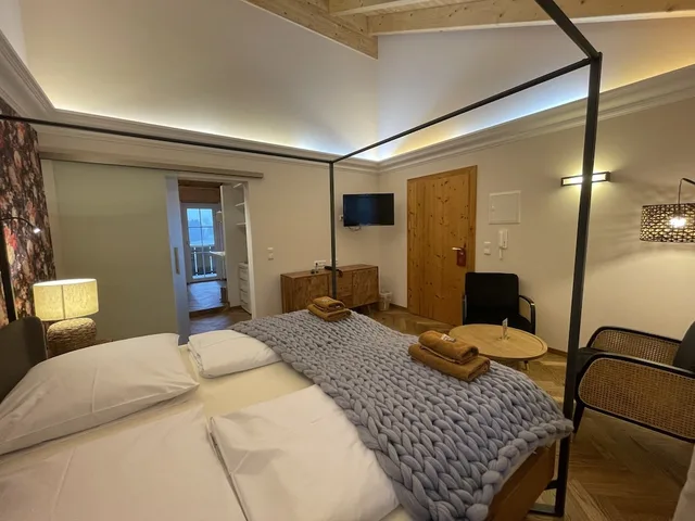 غرفة بسرير كوين بإطلالة على الجبل بشرفة، Landhaus Kossel 2/10