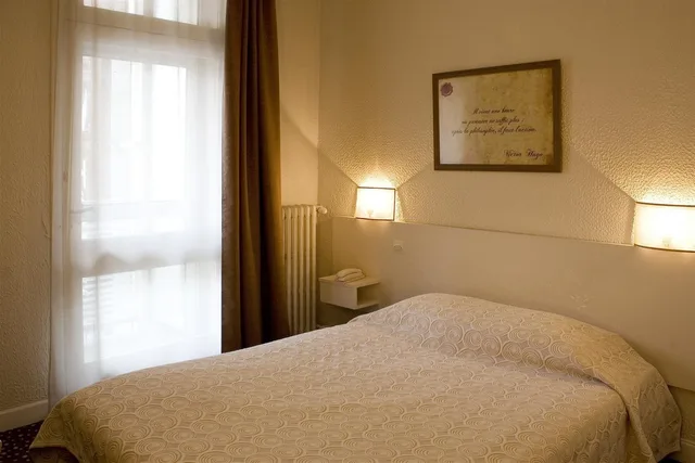 Room, Quadruple, Double Bed, Sofa, Ours Blanc Place Victor Hugo 5/10