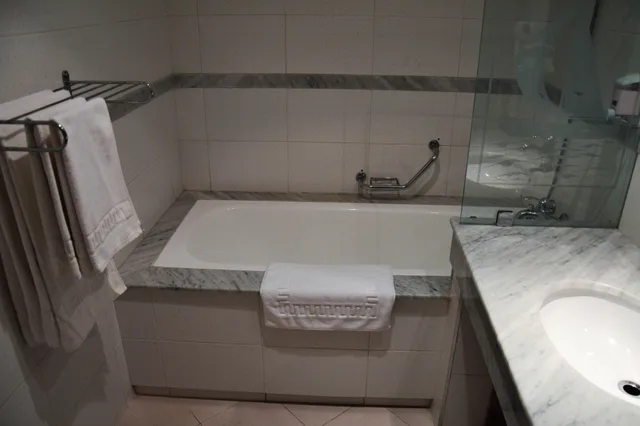 جناح فاخر بسريرين كوين مع أريكة، Azur Hotel 6/6