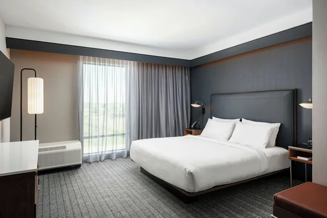 جناح بسرير كينج بغرفة نوم واحدة مع أريكة لذوي الإعاقة، Courtyard by Marriott Cleveland TN 1/3