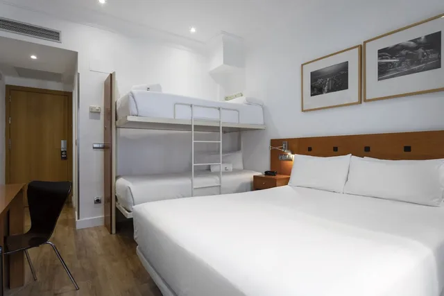 غرفة رباعية بسرير مزدوج وسرير بطابقين، Petit Palace Cliper Gran Via 4/10