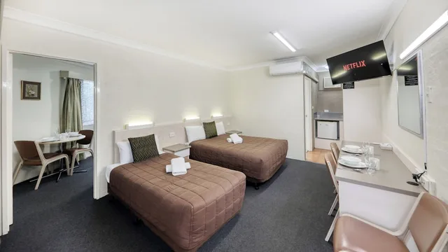 Family Suite, 2 Double and Twin Beds، Sapphire City Motor Inn Inverell 8/10