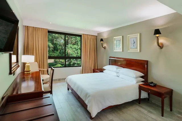 غرفة بسرير كينج بإطلالة على الحديقة، Protea Hotel By Marriott Livingstone 5/13