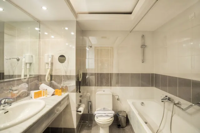 غرفة جونيور عائلية بسريرين منفصلين مع أريكة، Kipriotis Village Resort 3/5