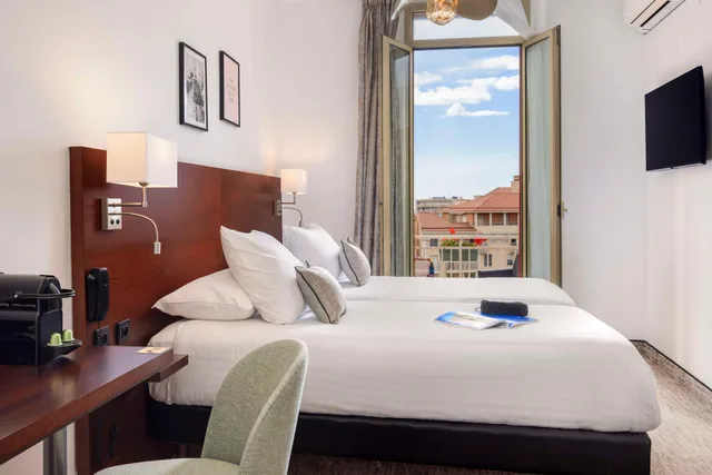 غرفة ديلوكس بسرير مزدوج أو سريرين منفصلين بإطلالة على البحر، Best Western Hotel des Orangers 3/8