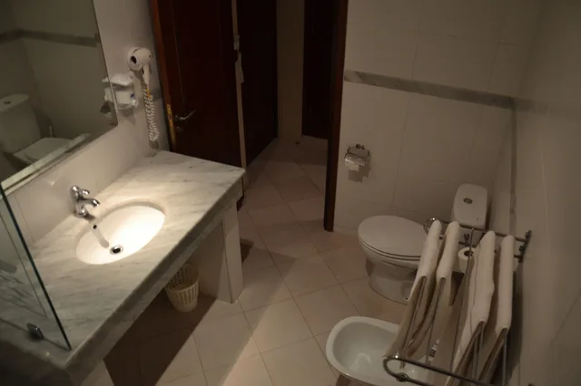 جناح فاخر بسريرين كوين مع أريكة، Azur Hotel 4/6