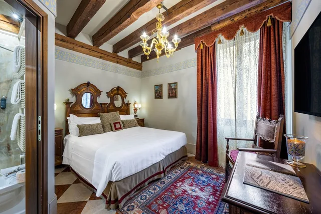 غرفة كلاسيكية بإطلالة على القناة، Palazzo Priuli 1/10