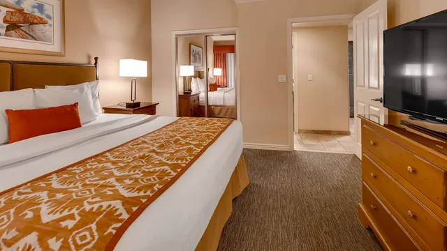 جناح بسرير كينج مع أريكة، Best Western Plus Arroyo Roble Hotel & Creekside Villas 1/10