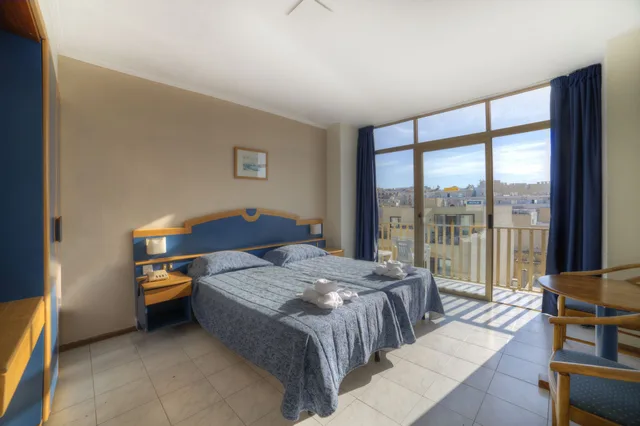 غرفة بسريرين منفصلين بإطلالة على المدينة بشرفة، Primera Hotel 3/6