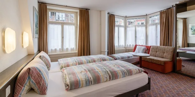 غرفة قياسية ثلاثية بسريرين منفصلين، Drei Konige Hotel 3/5