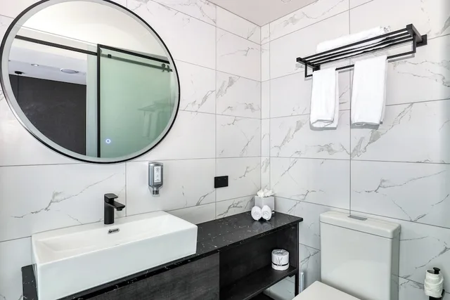 Room, Queen Bed, No Window، The Viv Hotel Wellington 8/8