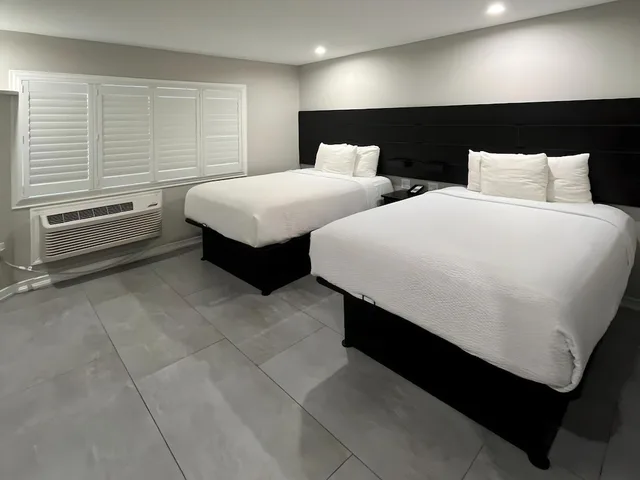 Deluxe, 2 Queen Beds, Inn By the Bay Monterey 4/8