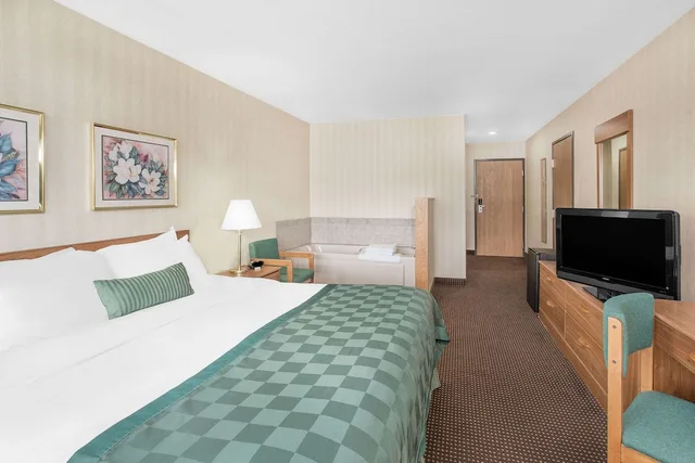 غرفة بريميوم بسرير كينج بجاكوزي، Ramada By Wyndham Hancock Waterfront 3/4