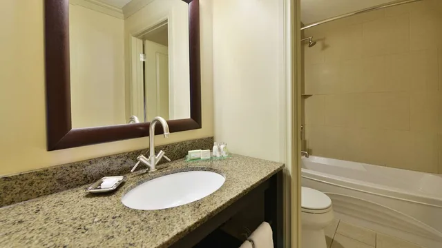غرفة بسرير كينج بشرفة، Prestige Beach House, WorldHotels Crafted 4/4