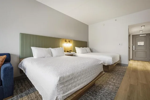 غرفة بسريرين كوين مع أريكة بحوض استحمام، Hampton Inn Hickory 2/3