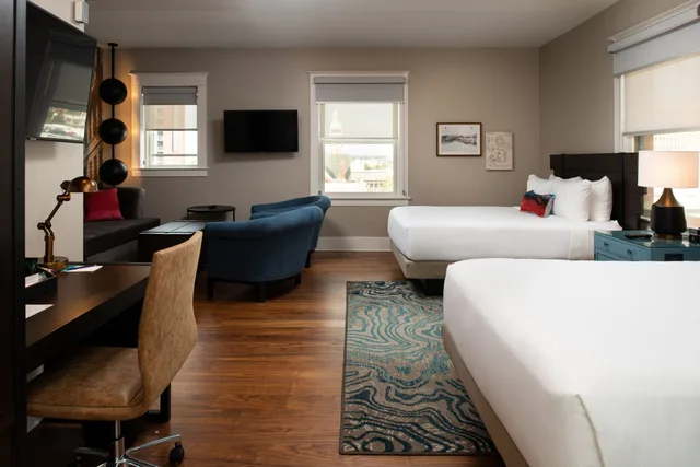 2 Bedrooms, Suite, 1 King and 2 Queen Beds, Hotel Indigo Spokane Downtown 7/10