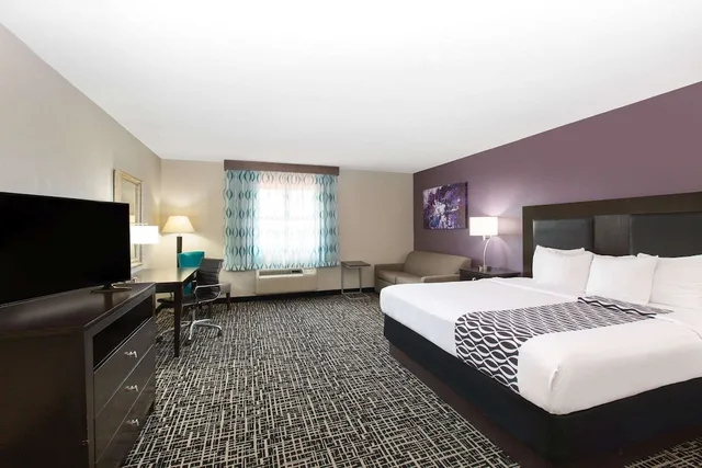 غرفة ديلوكس تنفيذية بسرير كينج، La Quinta Inn & Suites by Wyndham Blue Springs 2/5