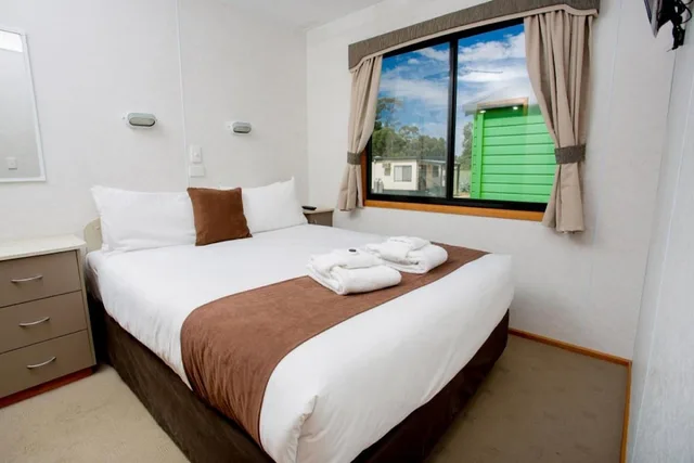 Family, Cabin, 1 Single and 2 Double Beds، Bendigo Park Lane Holiday Park 2/2