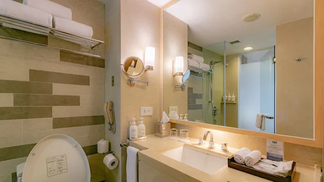 غرفة قياسية بسرير كينج بإطلالة على الحديقة بشرفة، HOLIDAY INN RESORT BARUNA BALI 5/10