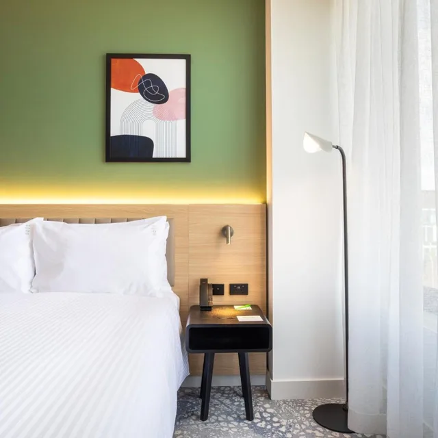 غرفة بسرير كينج وسرير كوين لذوي الإعاقة، Holiday Inn Dandenong an IHG Hotel 3/7