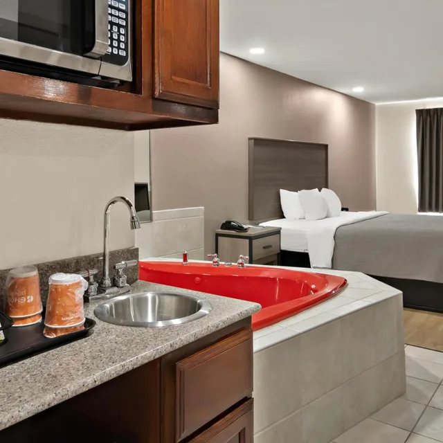 جناح بسرير كينج بحوض جاكوزي في الطابق الأرضي، Quality Inn & Suites Weatherford, TX 6/7