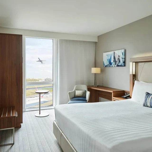 Guest Room, King Bed, Runway View، Courtyard by Marriott London City Airport 1/3