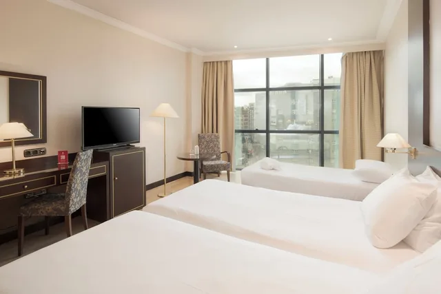 Room, 1 Queen and 1 Single Bed, with Extra Bed, Exe Oviedo Centro 6/10
