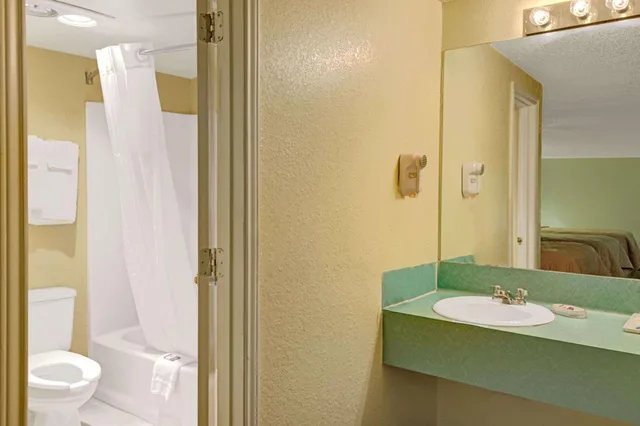 غرفة قياسية بسريرين كوين، White Rock Inn 1/3