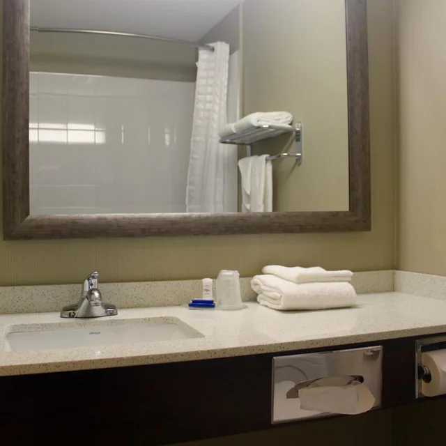 غرفة بسرير كوين بمطبخ صغير، Meridian Inn & Suites 5/5