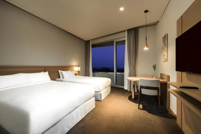 غرفة ديلوكس بسريرين منفصلين وسرير مزدوج وسرير فردي بإطلالة على الحديقة، Hidden Cliff Hotel & Nature 2/2