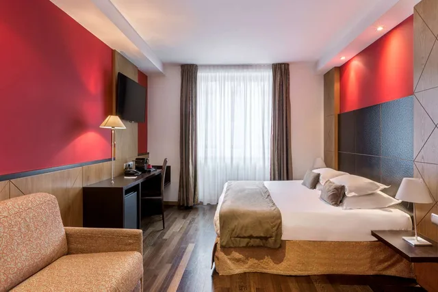 غرفة عائلية بسرير كوين وسريرين منفصلين مع أريكة، Best Western Plus Monopole Metropole 1/5