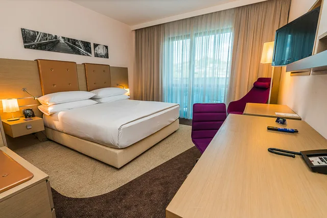 غرفة متصلة ديلوكس عائلية بإطلالة، Doubletree By Hilton Oradea 1/5