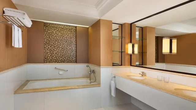 غرفة ملكية بسرير كينج وسريرين منفصلين بإطلالة على الجبل بشرفة بغرفتي نوم، Mustika Yogyakarta Resort & Spa 5/5