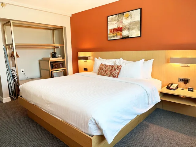 غرفة بسرير كينج بحوض استحمام لذوي الإعاقة، Lincoln Hotel Monterey Park Los Angeles 4/10