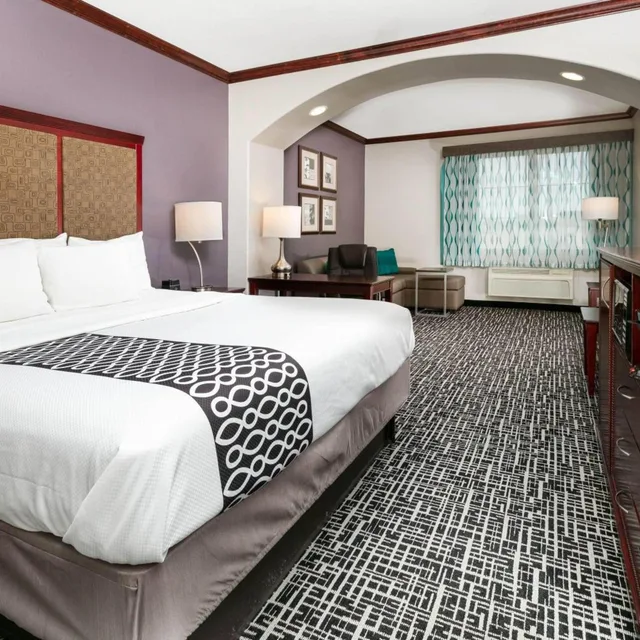 غرفة ديلوكس تنفيذية بسرير كينج، La Quinta Inn And Suites By Wyndham Lindale 1/3