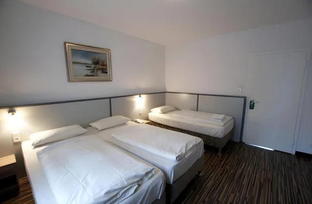 غرفة بثلاثة أسرّة، Bahn Hotel Dusseldorf 1/2