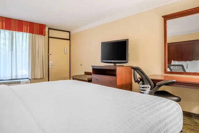 غرفة قياسية بسرير كينج، Clarion Inn Conference Center Gonzales, LA 2/4
