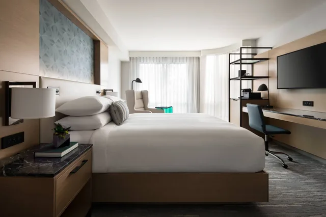 جناح جونيور بسرير كينج بإطلالة على المدينة مع أريكة، Vancouver Airport Marriott Hotel 8/10