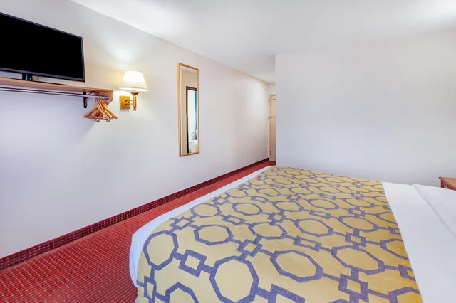 غرفة بسرير كينج لذوي الإعاقة، Baymont by Wyndham Perrysburg/Toledo 5/10
