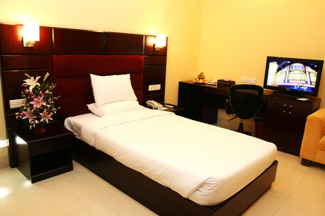 Deluxe Single Room with one way complimentary shuttle transfer، ASCOTT-THE RESIDENCE 1/1